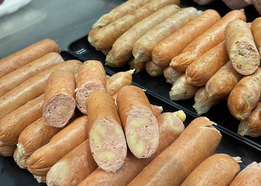 Brühwurst im Tablett der Auslage