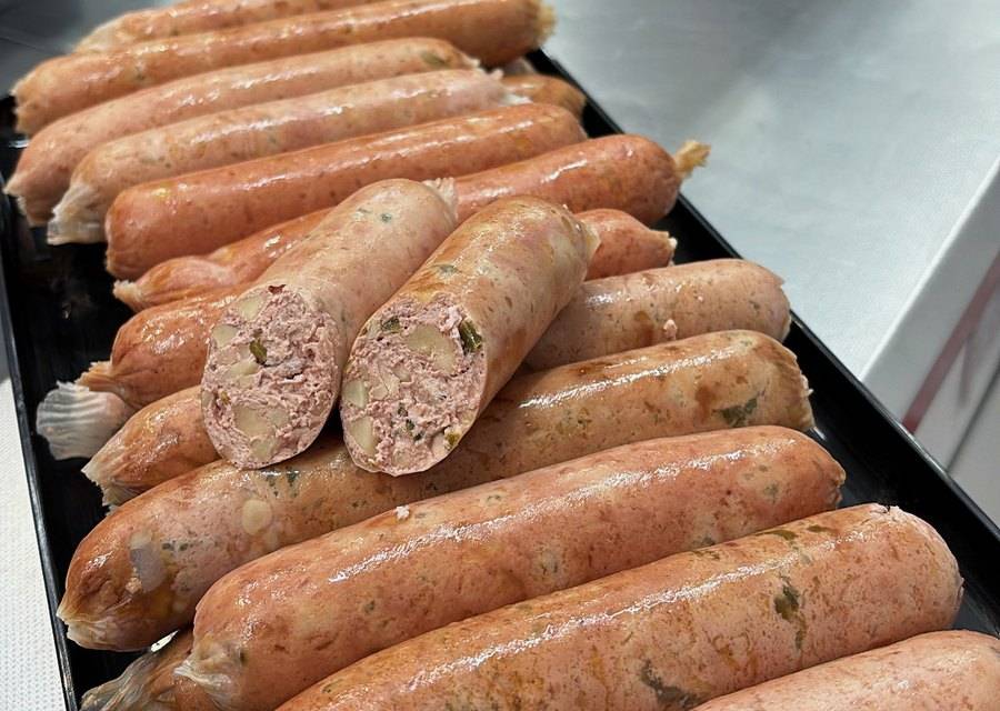 Grobe Bratwurst mit Kräutern in der Auslage