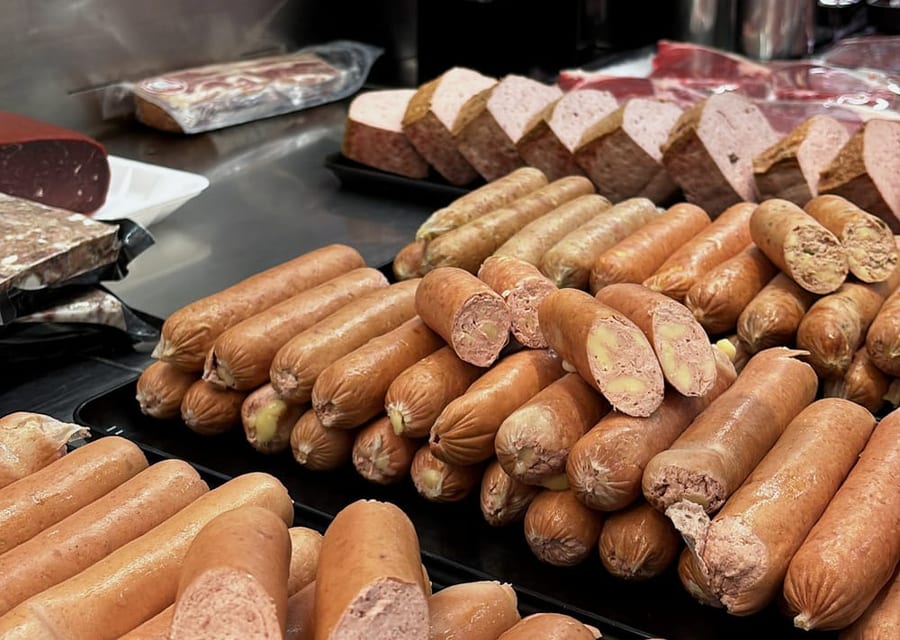 Gefüllte Auslage der Theke mit Brat- und Brühwurst