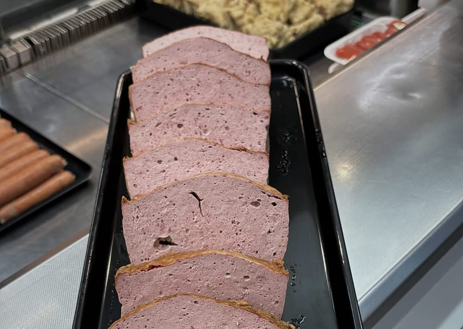 Aufgeschnittener Leberkäse in der Kühlvitrine