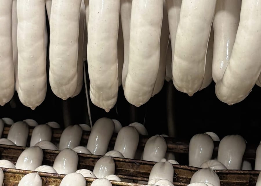 Weißwurst am Reifestock, fertig für die Theke